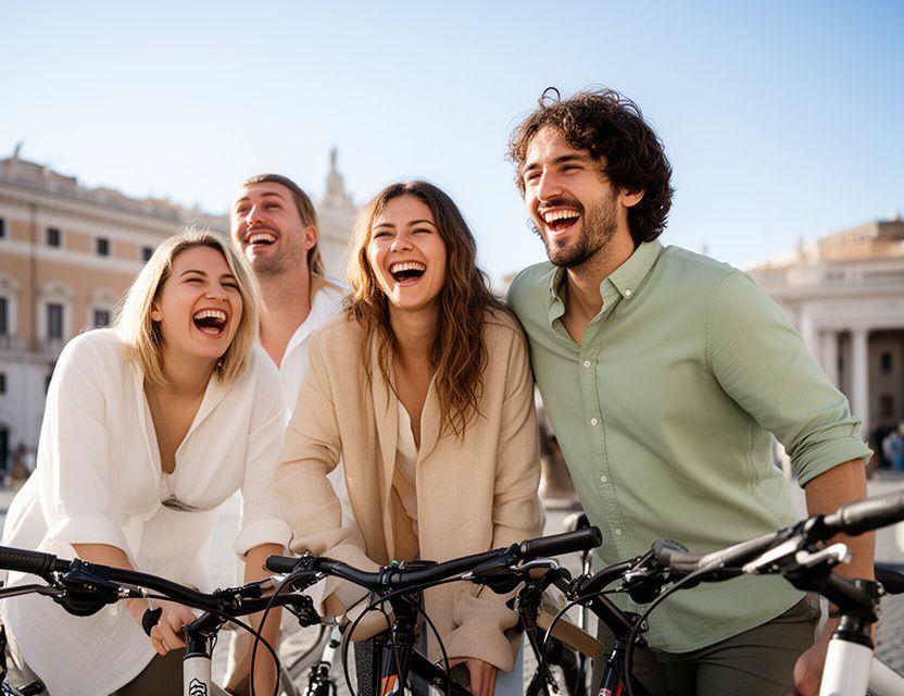 Gruppo di ciclisti sorridenti davanti al Colosseo